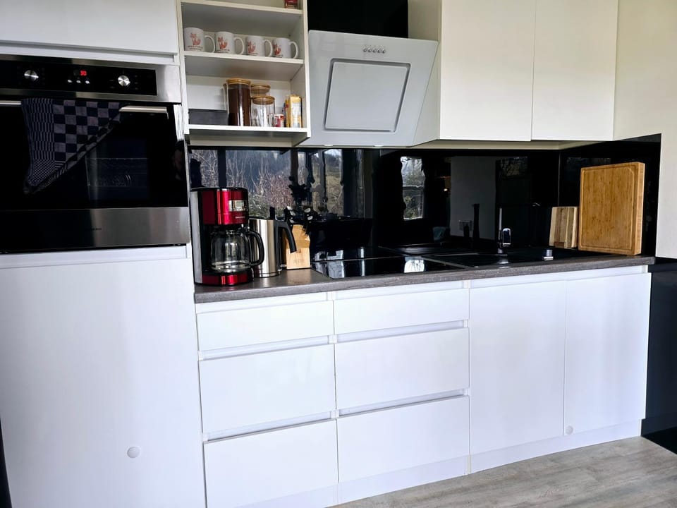 Coffee/tea facilities, Kitchen or kitchenette, stove, toaster