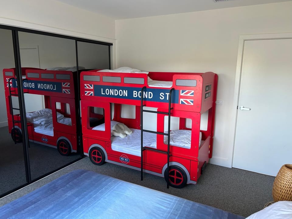 Bedroom, bunk bed