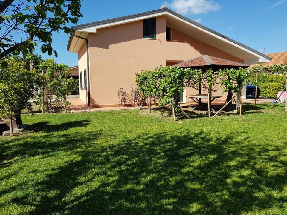 Property building, Day, Garden, Dining area, Garden view