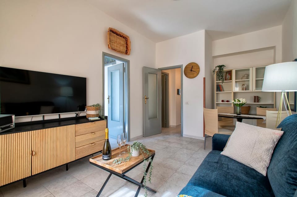 TV and multimedia, Living room, Seating area, fireplace, air conditioner