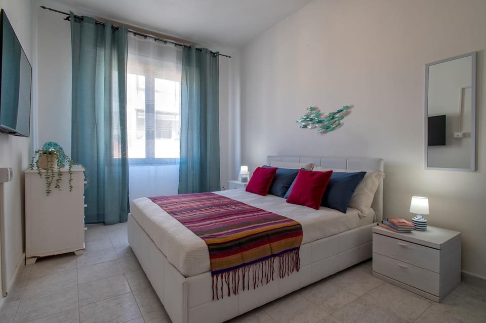 Bed, TV and multimedia, Bedroom, wardrobe