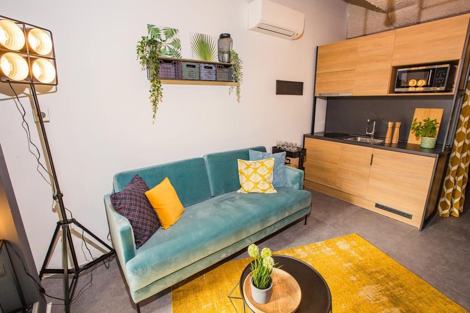 Kitchen or kitchenette, Living room, minibar, air conditioner