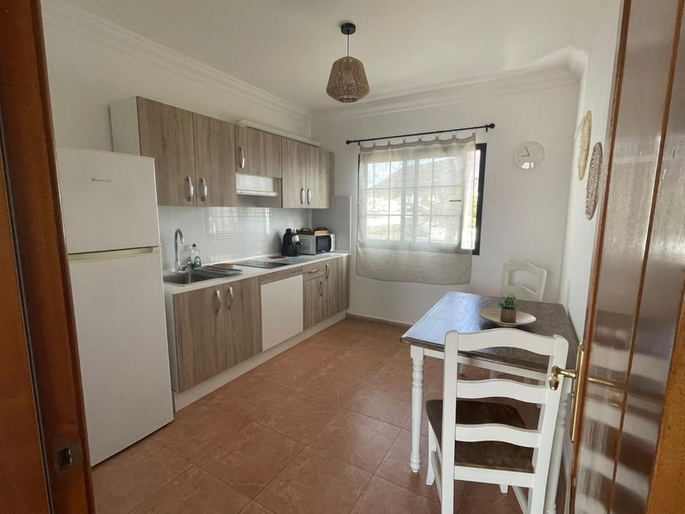 Kitchen or kitchenette, Dining area, minibar