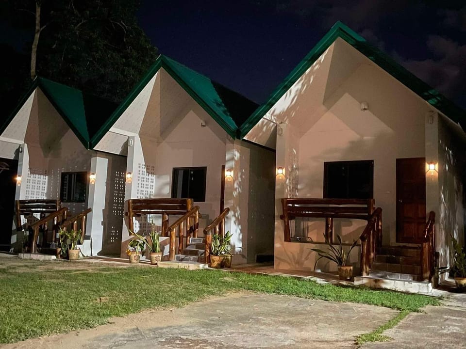 Property building, Garden, TV and multimedia, Evening entertainment, Garden view