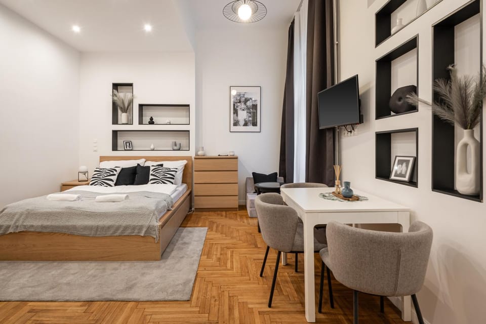 Bed, TV and multimedia, Photo of the whole room, Seating area, Bedroom