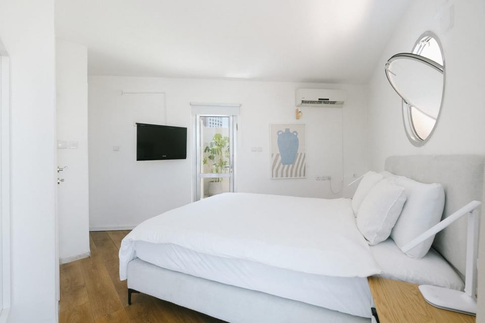 Bed, TV and multimedia, Photo of the whole room, Evening entertainment, Bedroom, air conditioner