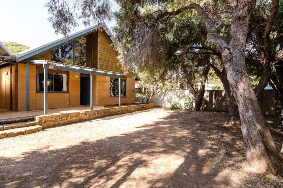 Beachy Sleeps! Eco Friendly Family Retreat Chalet in Mitchell Drive