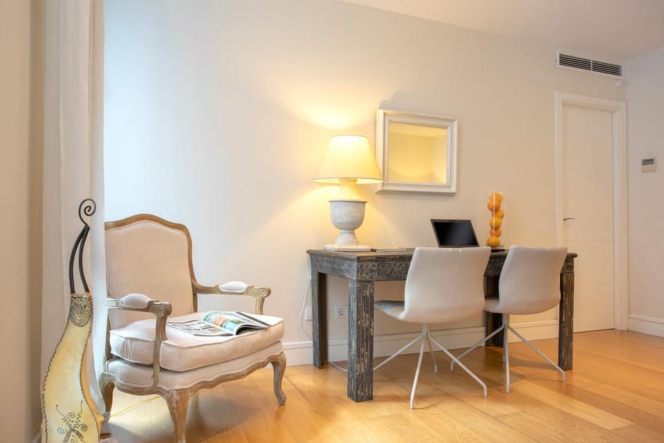 Living room, Seating area, Dining area, air conditioner