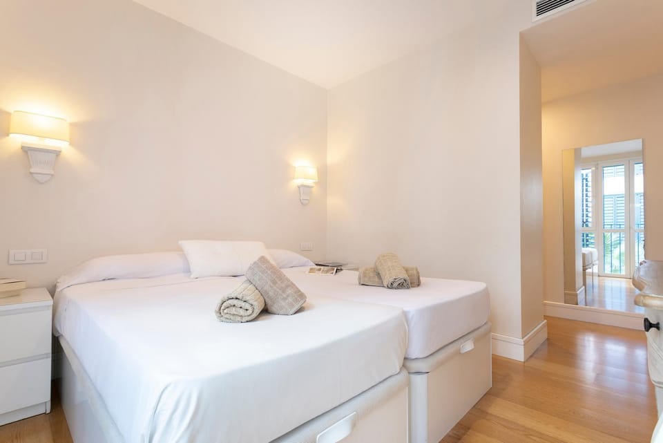 Bed, Photo of the whole room, Bedroom, towels