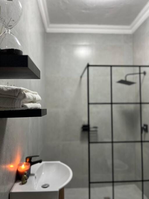 Cosy apt 5min to Sandton City 8 Apartment in Sandton