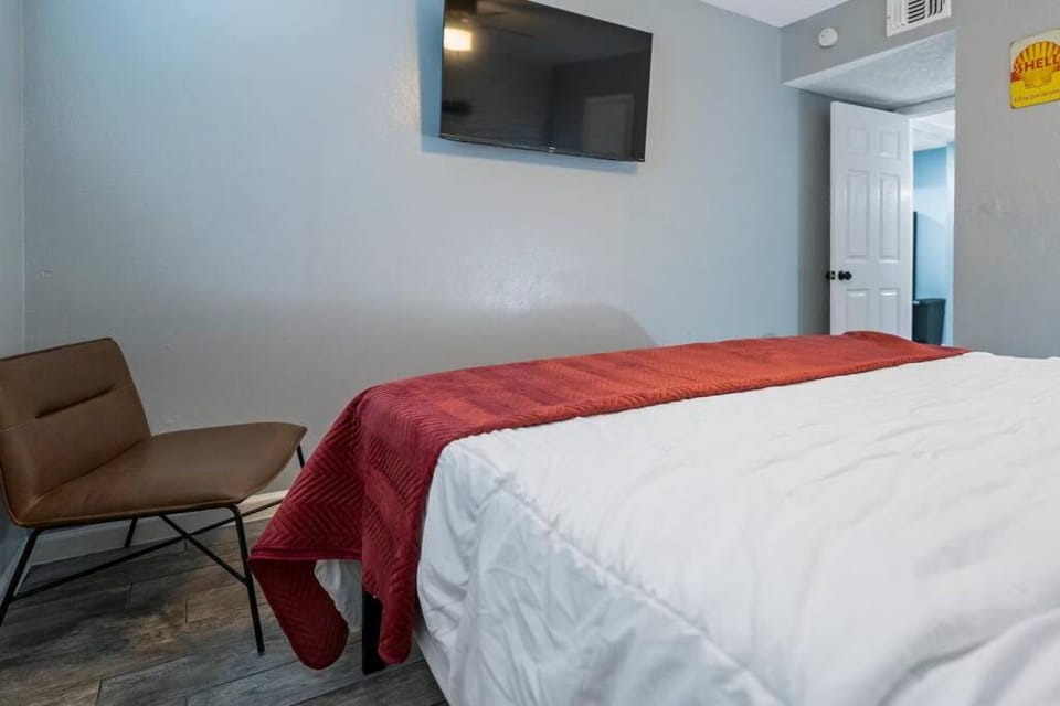 Bed, TV and multimedia, Bedroom