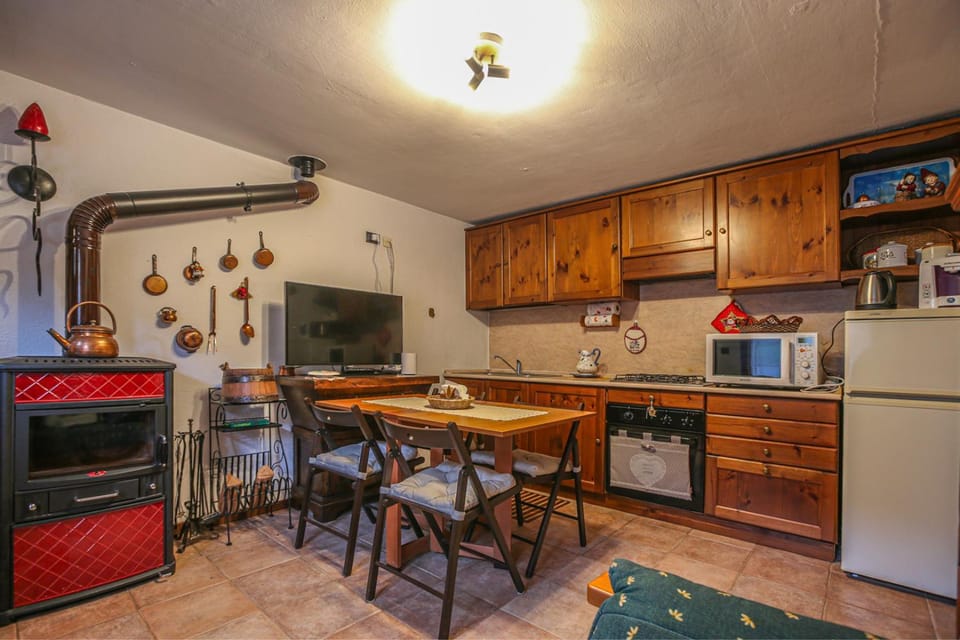 Kitchen or kitchenette, Dining area, fireplace
