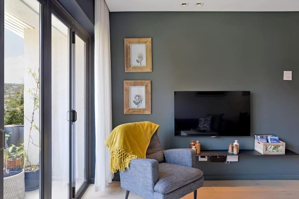 TV and multimedia, Living room, Evening entertainment