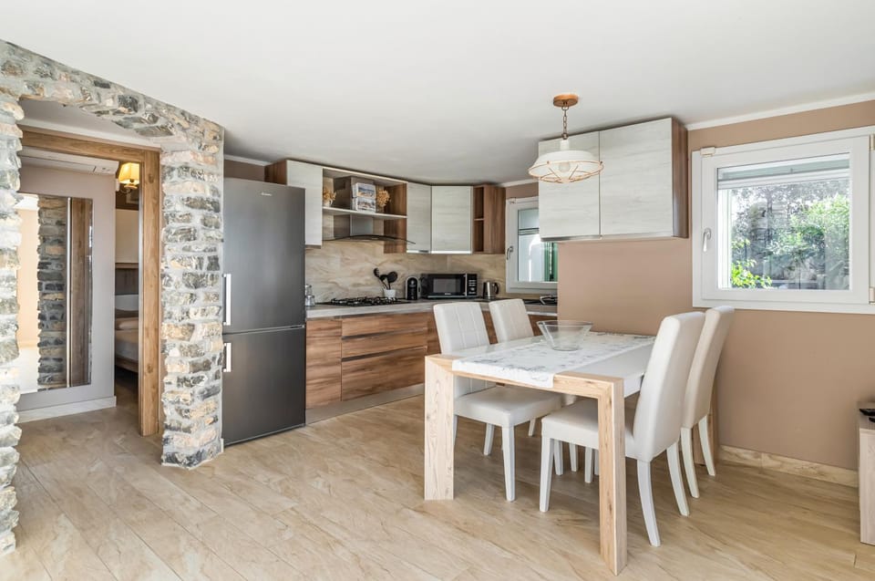 Kitchen or kitchenette, Dining area