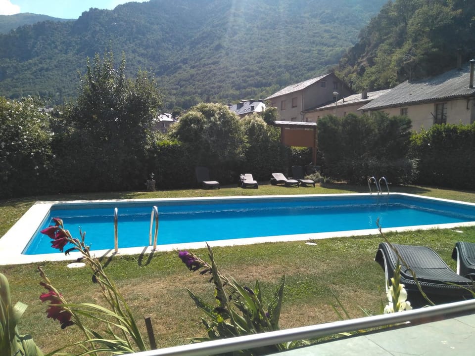 Swimming pool, Swimming pool