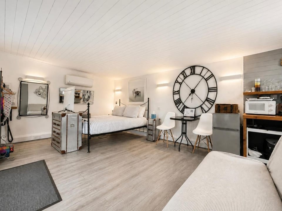 Bed, TV and multimedia, Dining area, Bedroom, towels, air conditioner