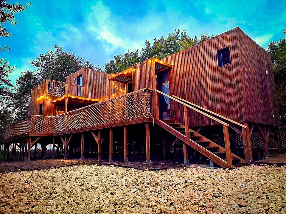 Domaine construction bois sur pilotis dans une chênaie proche océan House in Soulac-sur-Mer