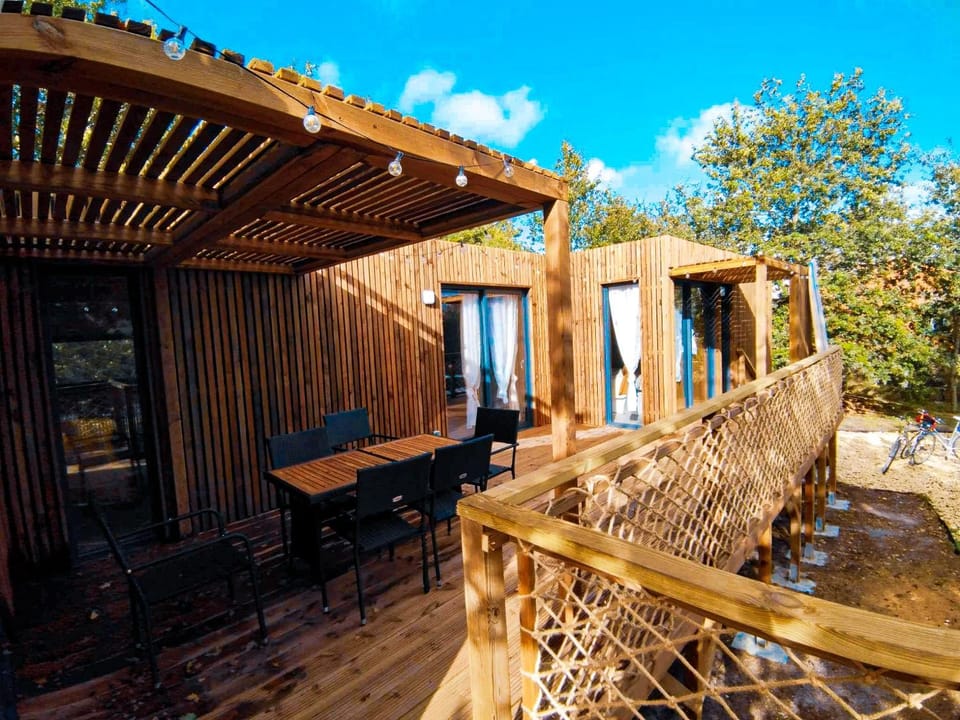 Domaine construction bois sur pilotis dans une chênaie proche océan House in Soulac-sur-Mer