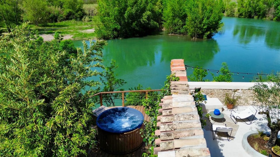 Property building, Hot Tub, Swimming pool