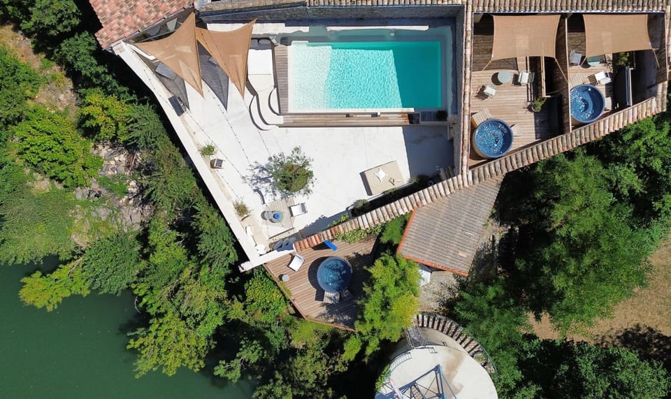 Property building, Hot Tub, Swimming pool