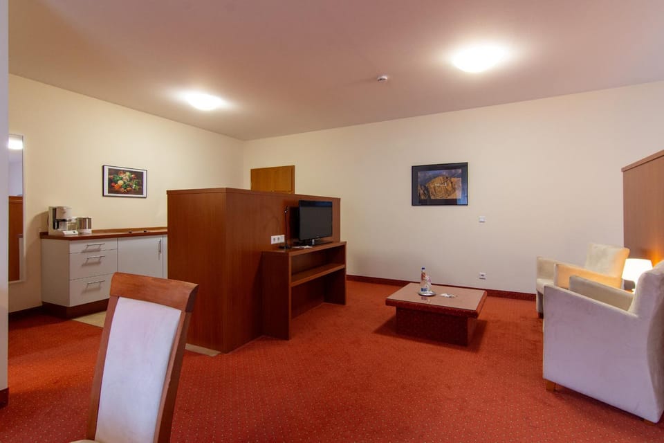 Kitchen or kitchenette, Living room, Seating area