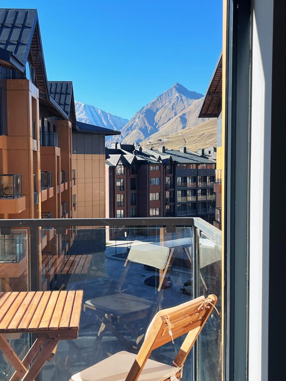 Property building, Day, Natural landscape, View (from property/room), Balcony/Terrace, Mountain view, sunbed