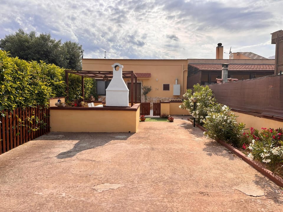 Property building, Garden, Parking