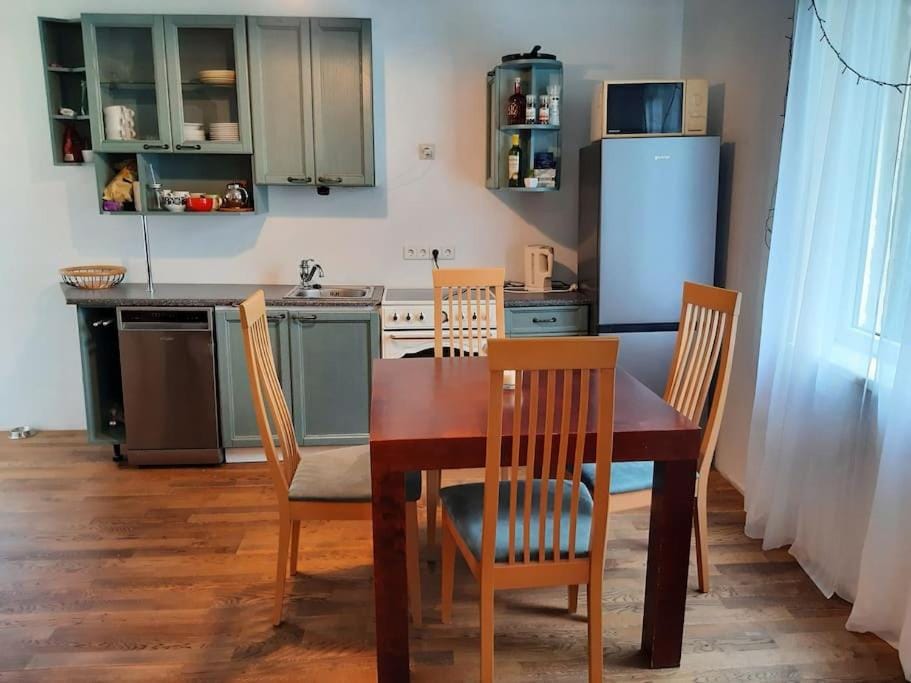 Kitchen or kitchenette, Dining area, minibar