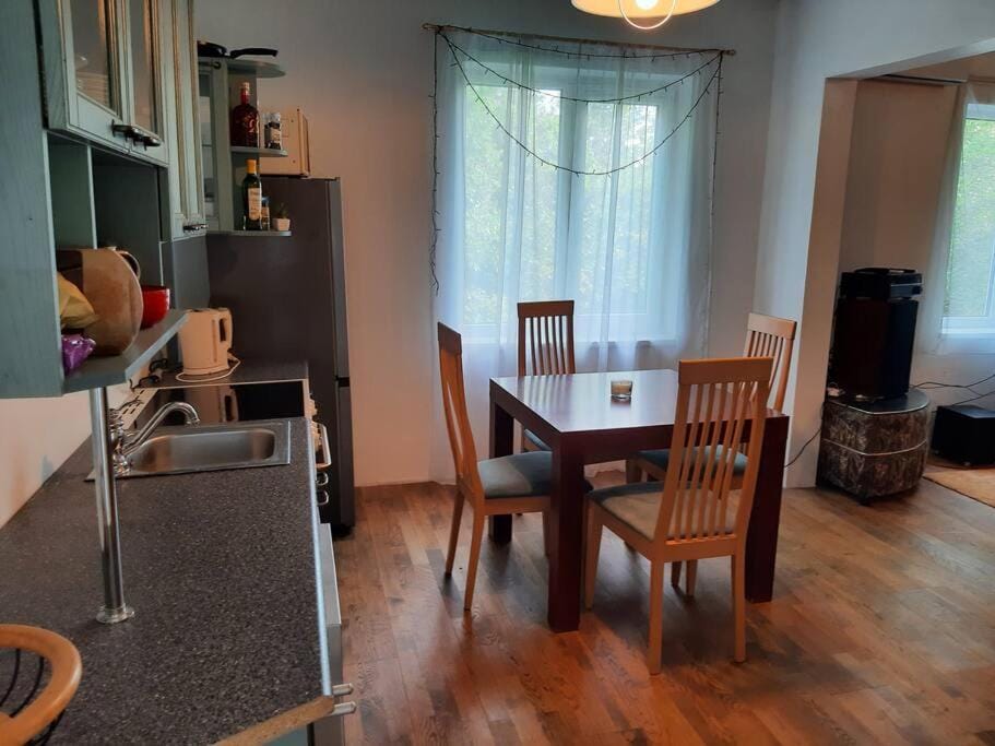 Kitchen or kitchenette, Living room, minibar, pet friendly