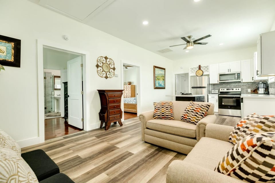 Have fun Relax and stay close to the Beach House in Galveston Island