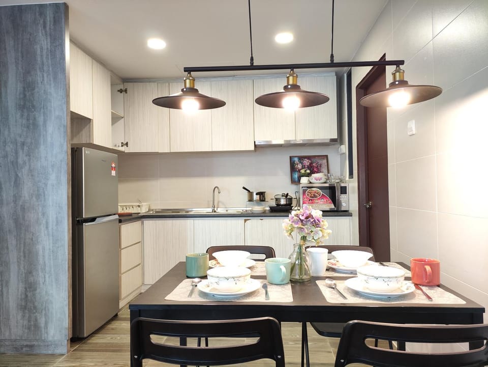 Kitchen or kitchenette, Dining area, minibar, pet friendly