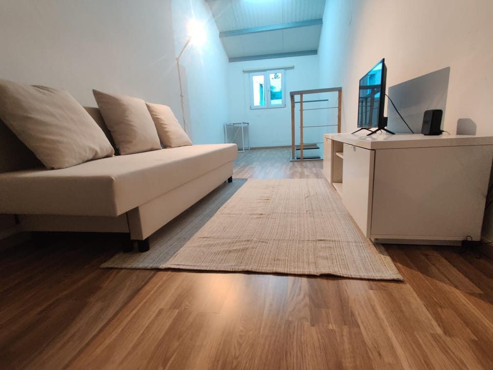 Bed, TV and multimedia, Living room, Seating area
