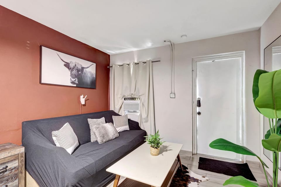 Cozy King Bed Studio - Affordable Fresh Cozy Apartment in Lake Okeechobee