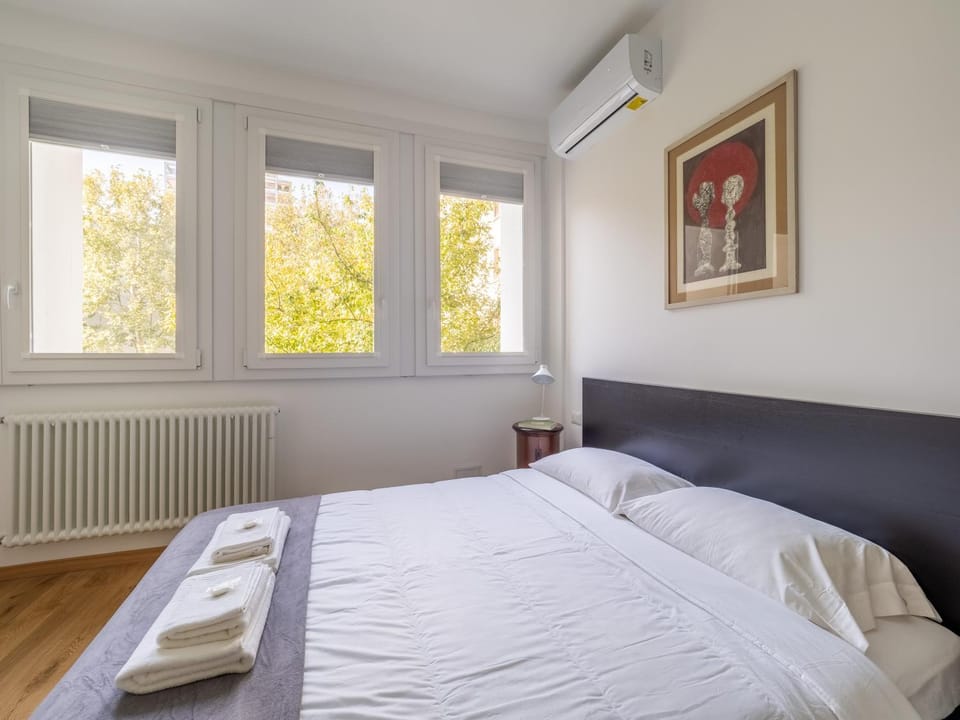 Bed, Photo of the whole room, Bedroom, internet, towels, air conditioner