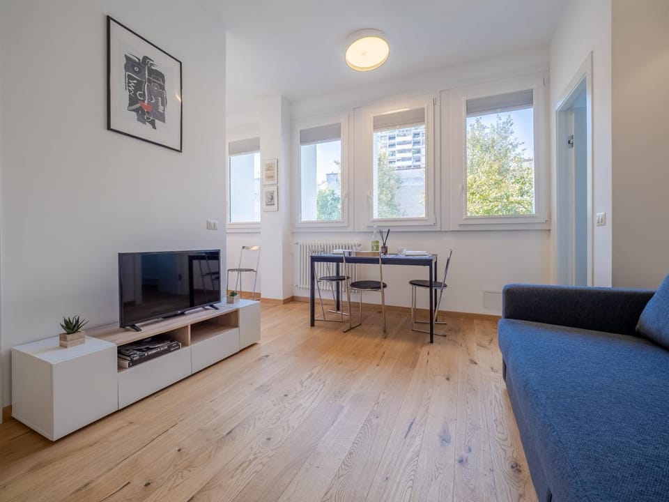 Communal lounge/ TV room, TV and multimedia, Living room, Seating area, Evening entertainment