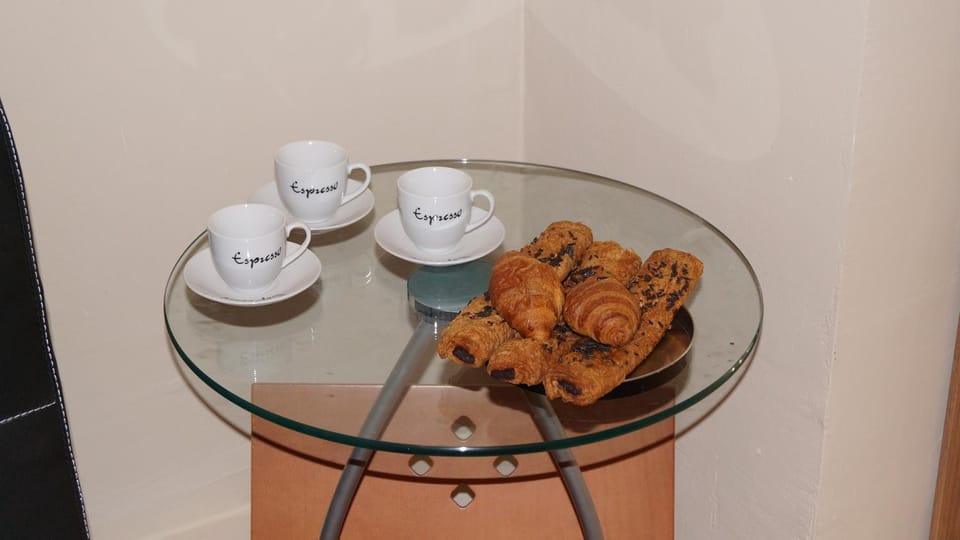 Bedroom, Continental breakfast