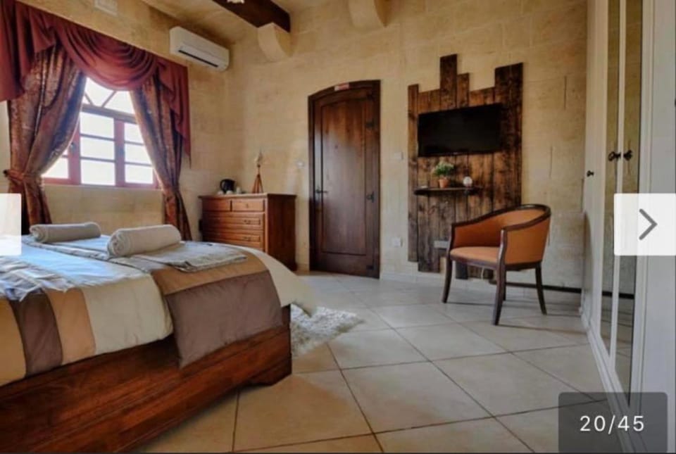 Renovated Farmhouse with Heated Pool & Gym, right in Village Centre Villa in Malta