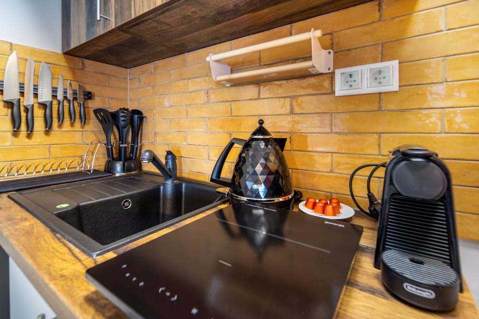 Coffee/tea facilities, Kitchen or kitchenette, stove