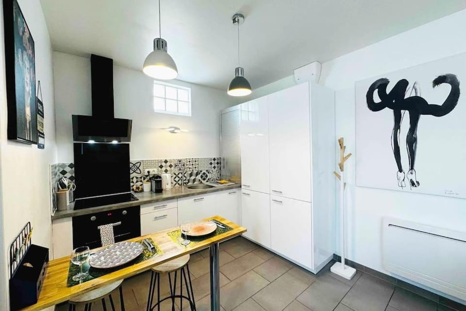 Kitchen or kitchenette, Dining area, minibar, pet friendly, stove, toaster