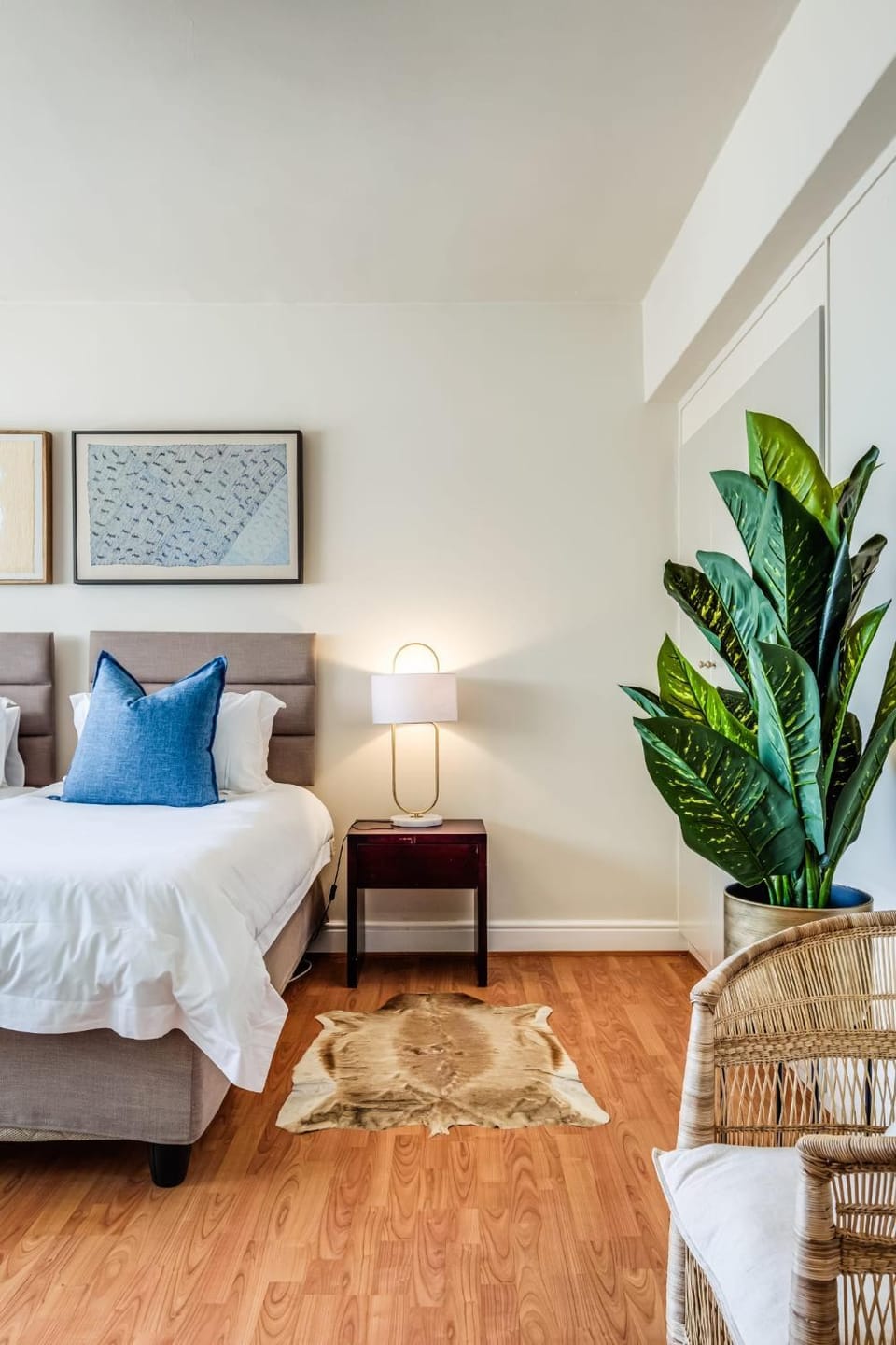 Bed, Seating area, Bedroom