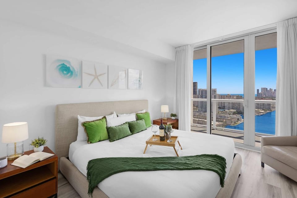 Near Beach - Pool - Infinity View - Balcony - Gym Apartment in Hallandale Beach