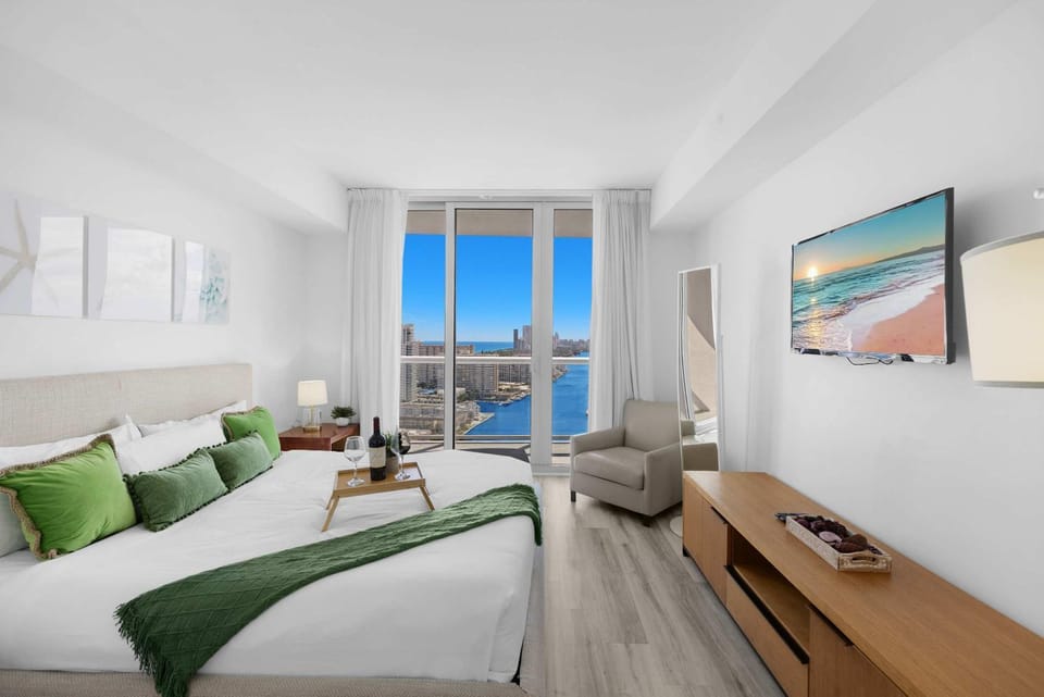 Near Beach - Pool - Infinity View - Balcony - Gym Apartment in Hallandale Beach
