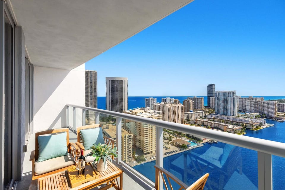 Near Beach - Pool - Infinity View - Balcony - Gym Apartment in Hallandale Beach