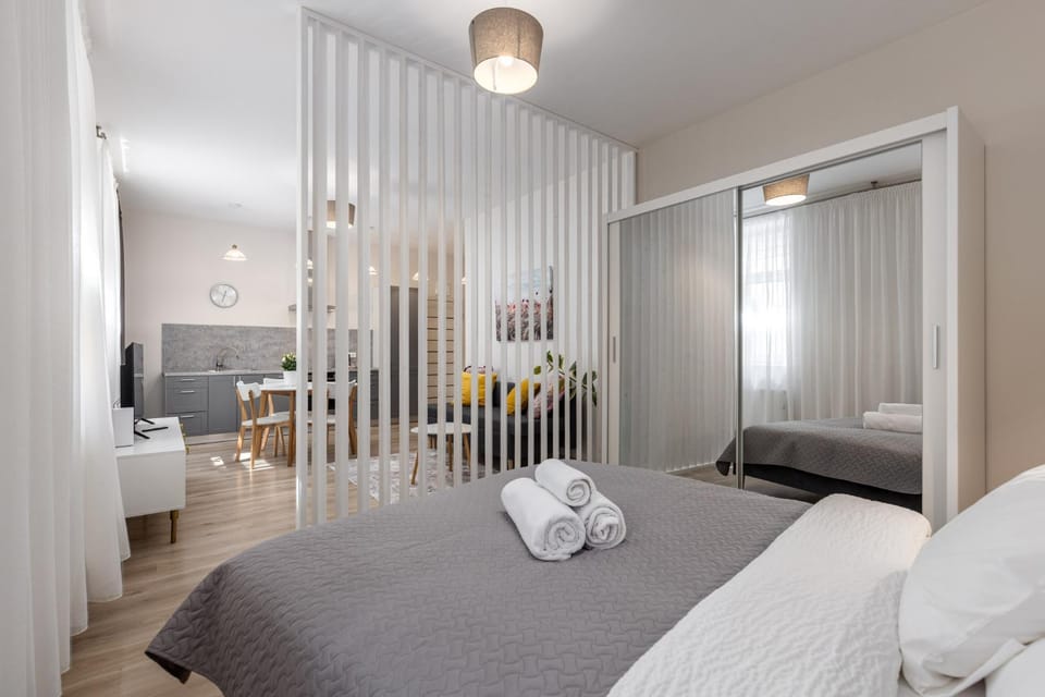 Bed, towels