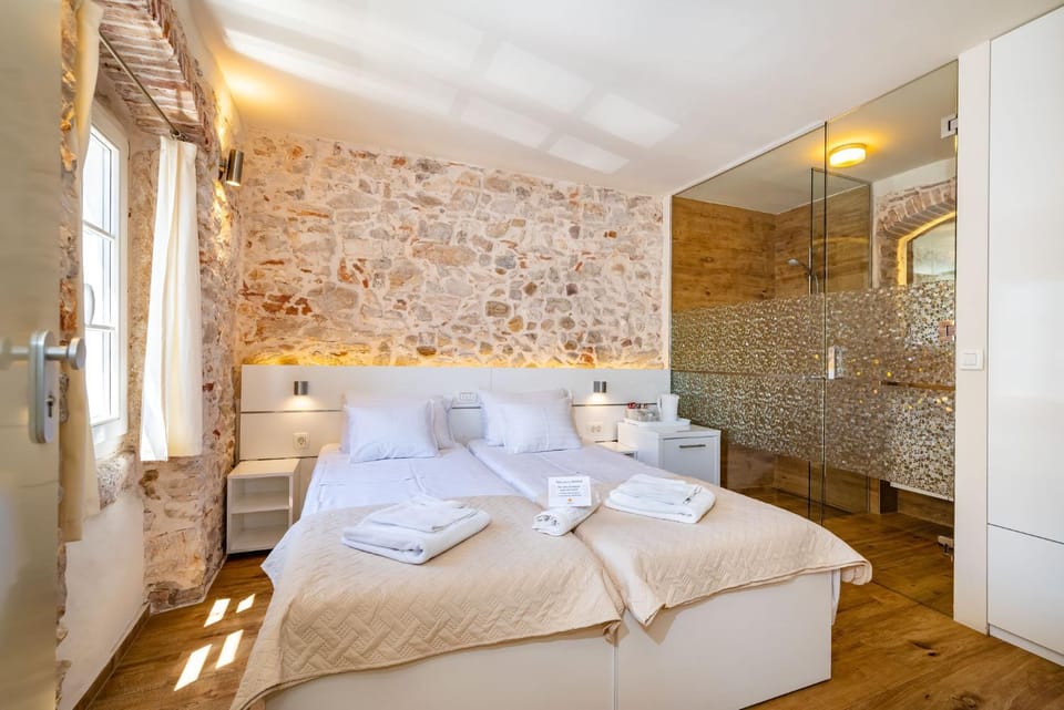 Bed, Bathroom, Coffee/tea facilities, Food and drinks, Photo of the whole room, Decorative detail, Bedroom