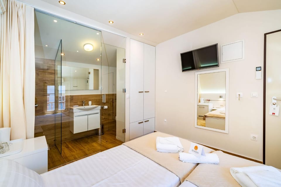 Shower, Toilet, Bed, Bathroom, TV and multimedia, Photo of the whole room, Bedroom