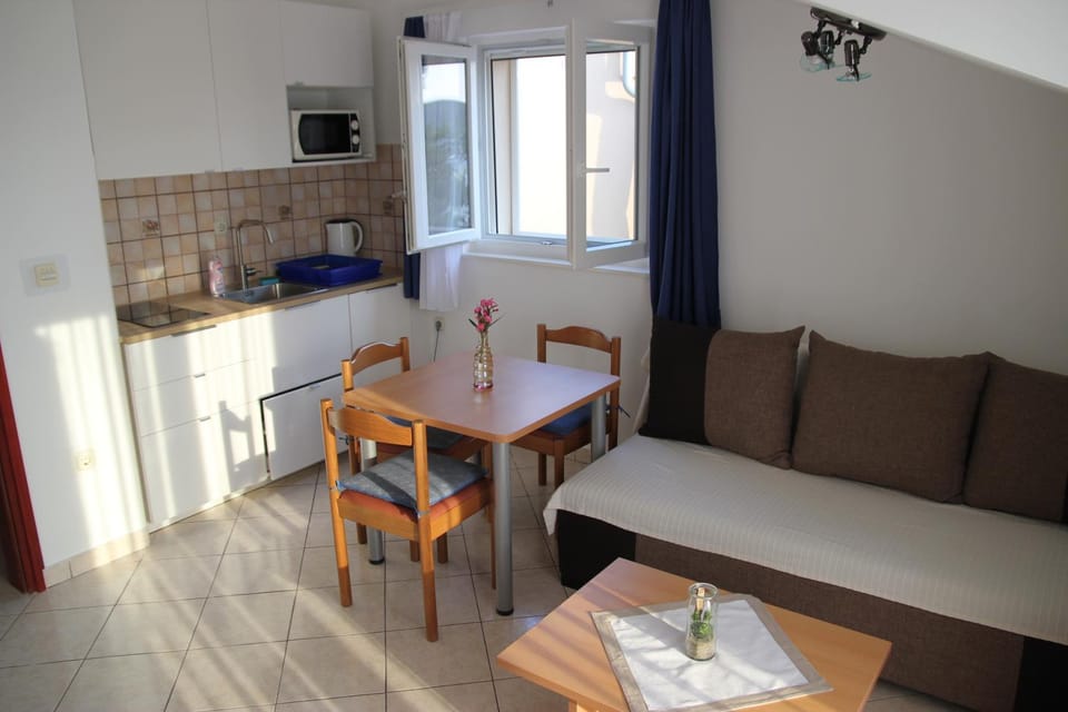 Coffee/tea facilities, Kitchen or kitchenette, Living room, Seating area, Dining area