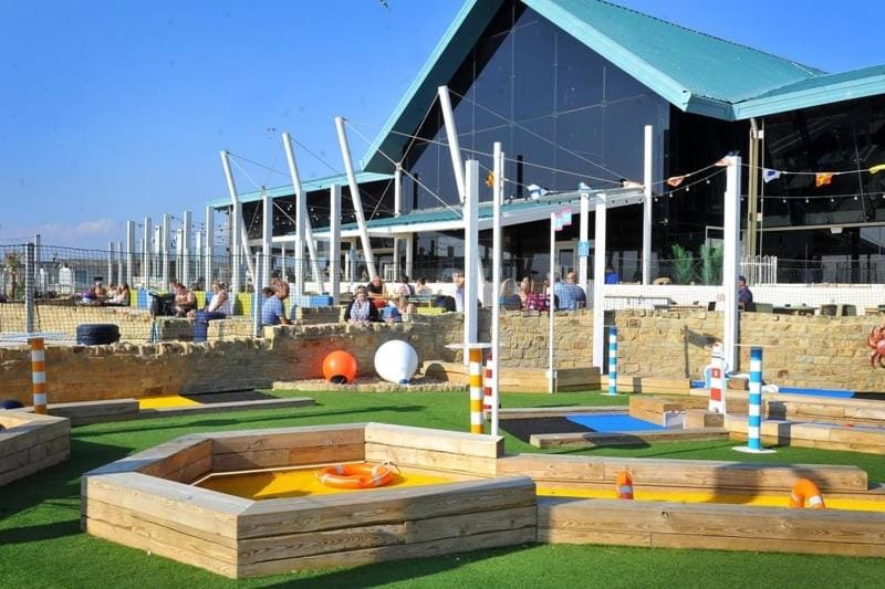 Restaurant/places to eat, Minigolf, Entertainment