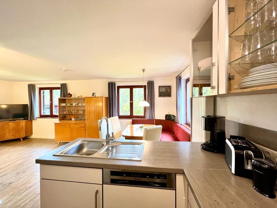 Kitchen or kitchenette, Dining area