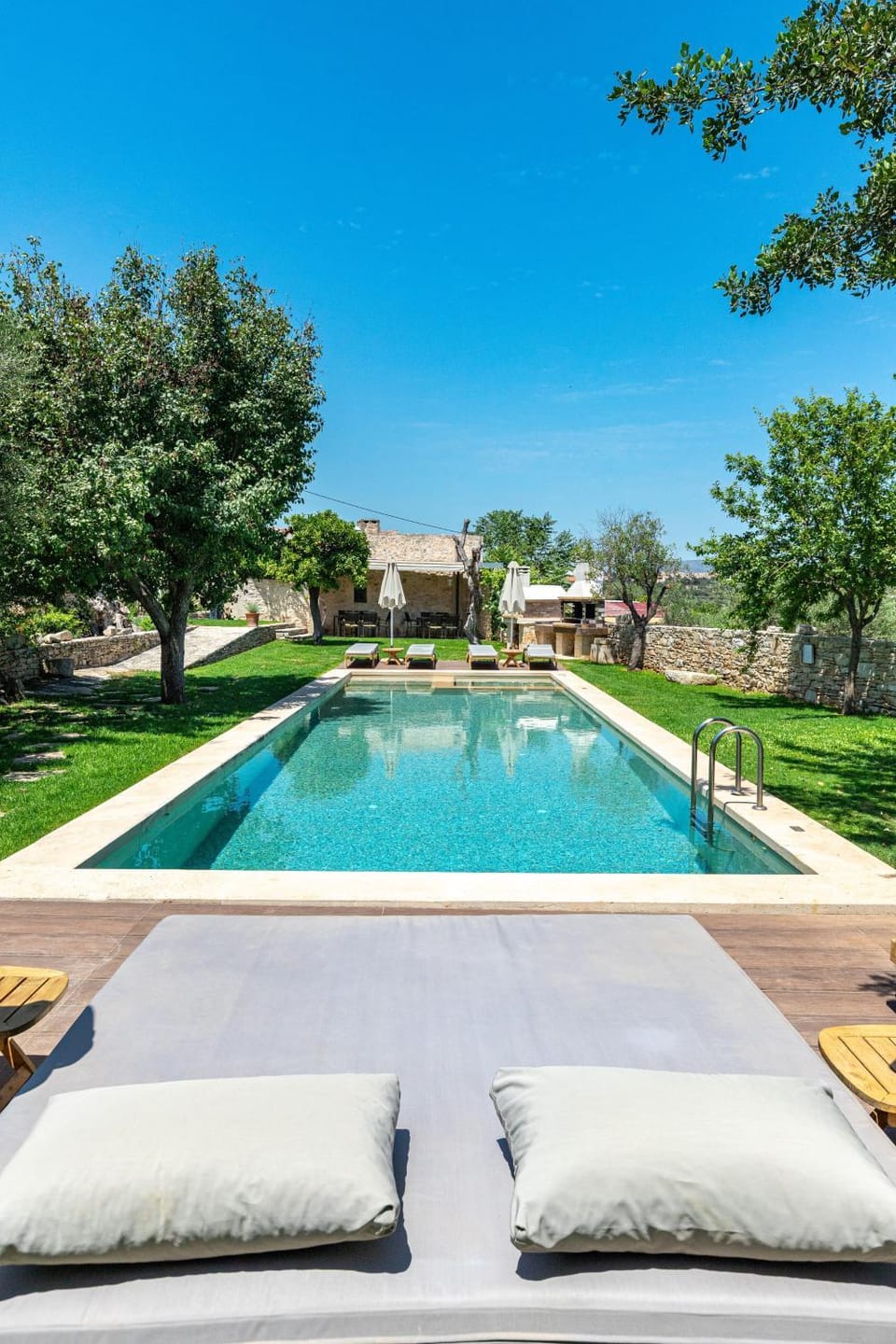 Property building, Spring, Day, Natural landscape, Garden, Garden view, Pool view, Swimming pool, sunbed